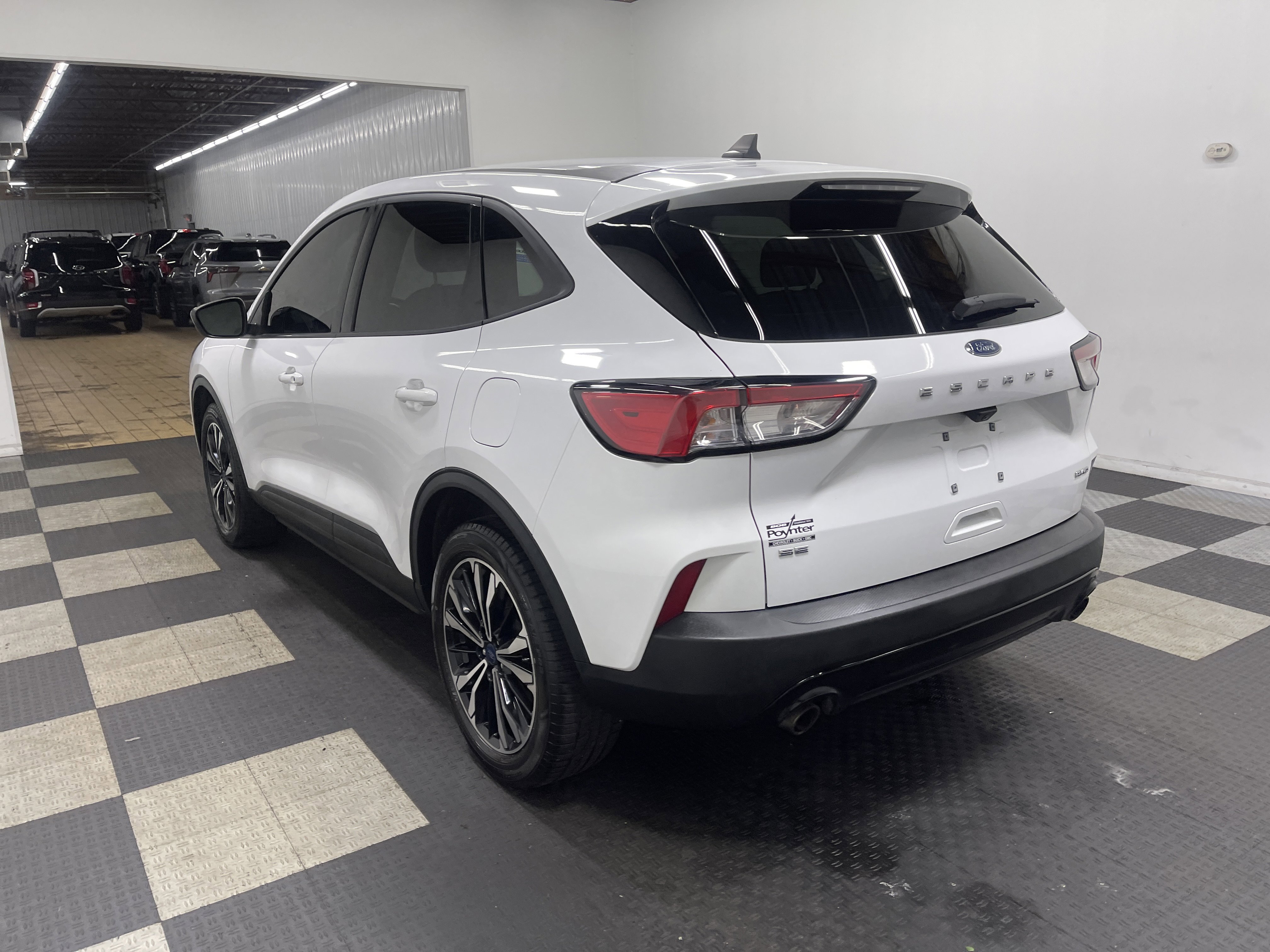 Used 2022 Ford Escape SE w/ SE Sport Appearance Package image 2