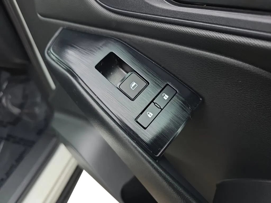 Used 2024 Nissan Rogue S FWD image 21