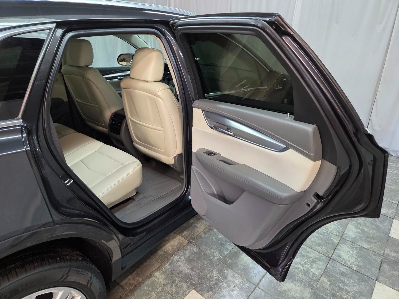 Used 2017 Cadillac XT5 Premium Luxury w/ Advanced Security Package AWD/4WD image 14