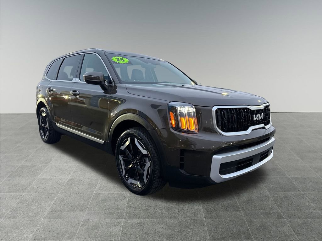 Used 2025 Kia Telluride EX w/ EX Captain's Chair Package image 8