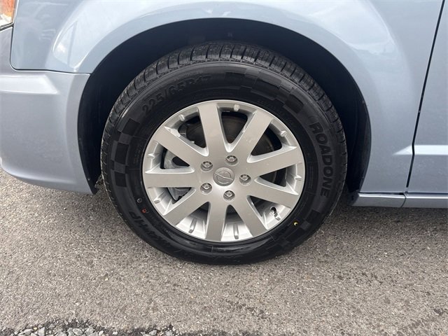 Used 2013 Chrysler Town & Country Touring image 10