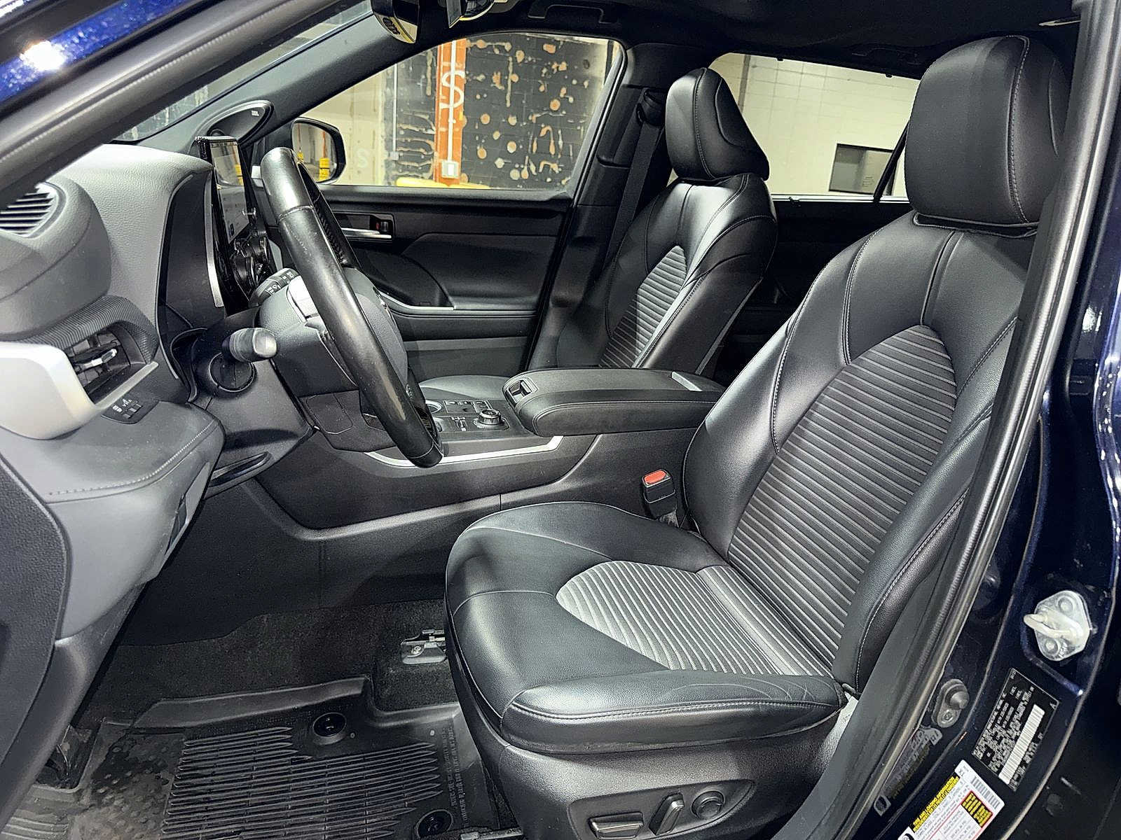 Used 2023 Toyota Highlander XSE AWD/4WD image 14