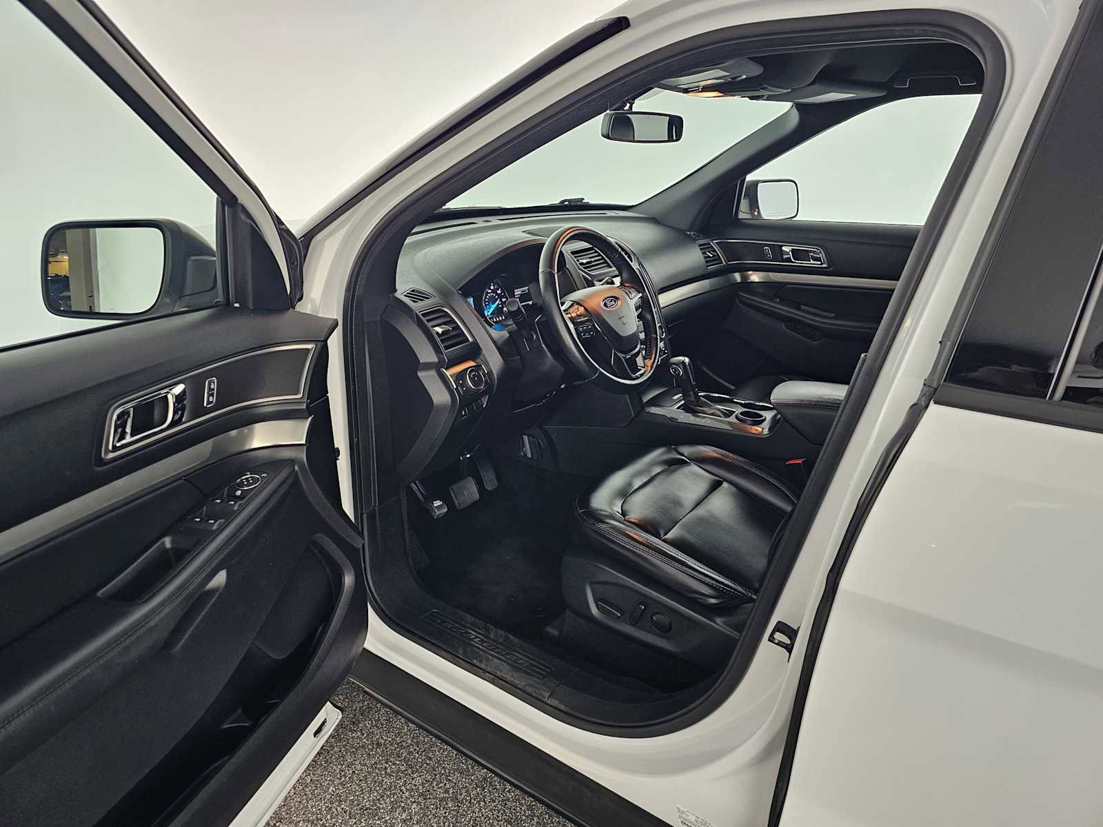 Used 2019 Ford Explorer XLT w/ Equipment Group 202A image 21