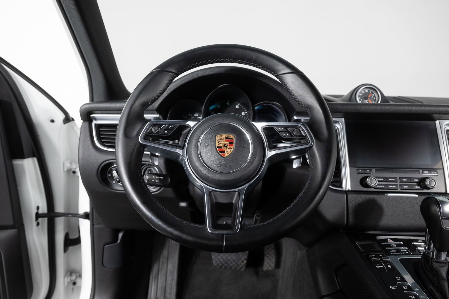 Used 2018 Porsche Macan AWD/4WD image 31