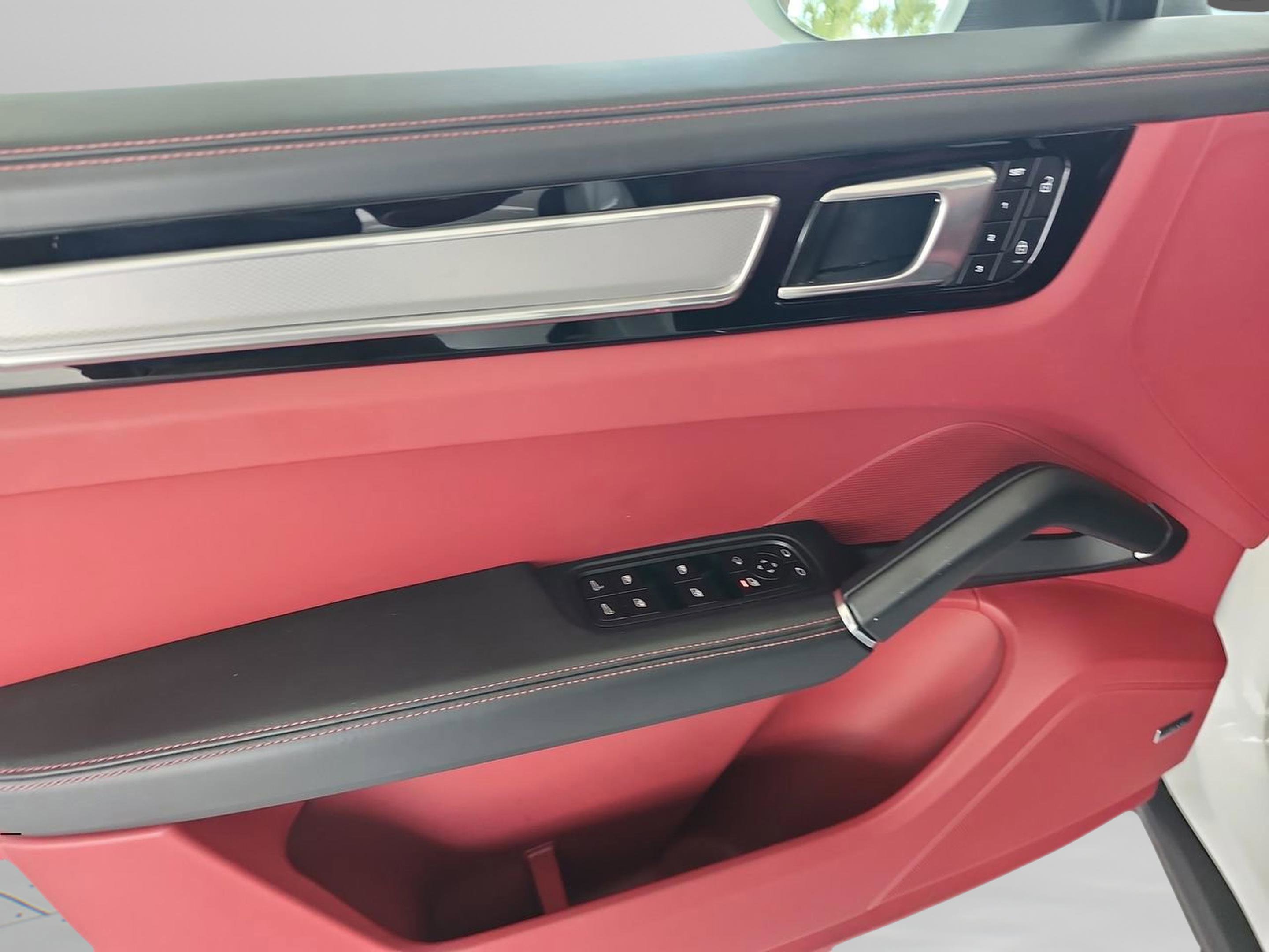 Used 2023 Porsche Cayenne Platinum Edition AWD/4WD image 15