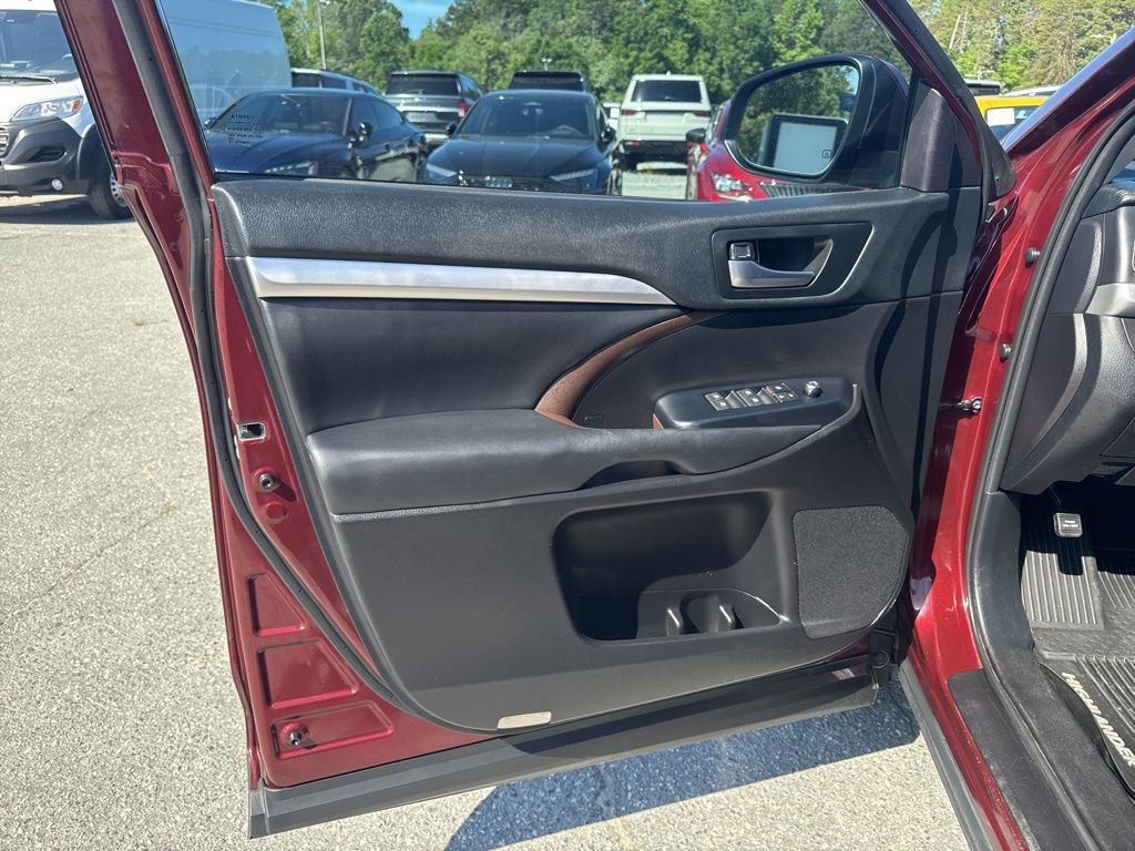 Used 2019 Toyota Highlander XLE FWD image 27