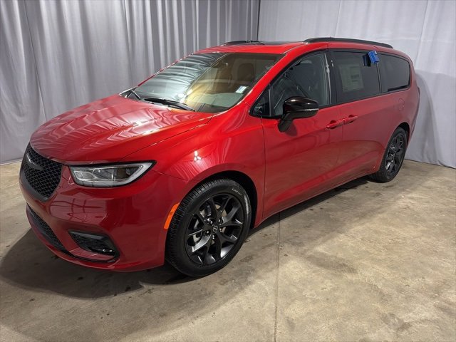 New 2026 Chrysler Pacifica Limited w/ S Appearance Package image 3