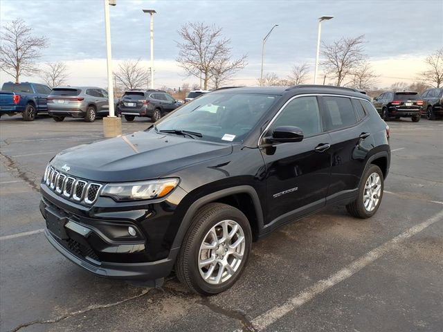 Used 2024 Jeep Compass Latitude w/ Sun and Sound Group AWD/4WD image 11