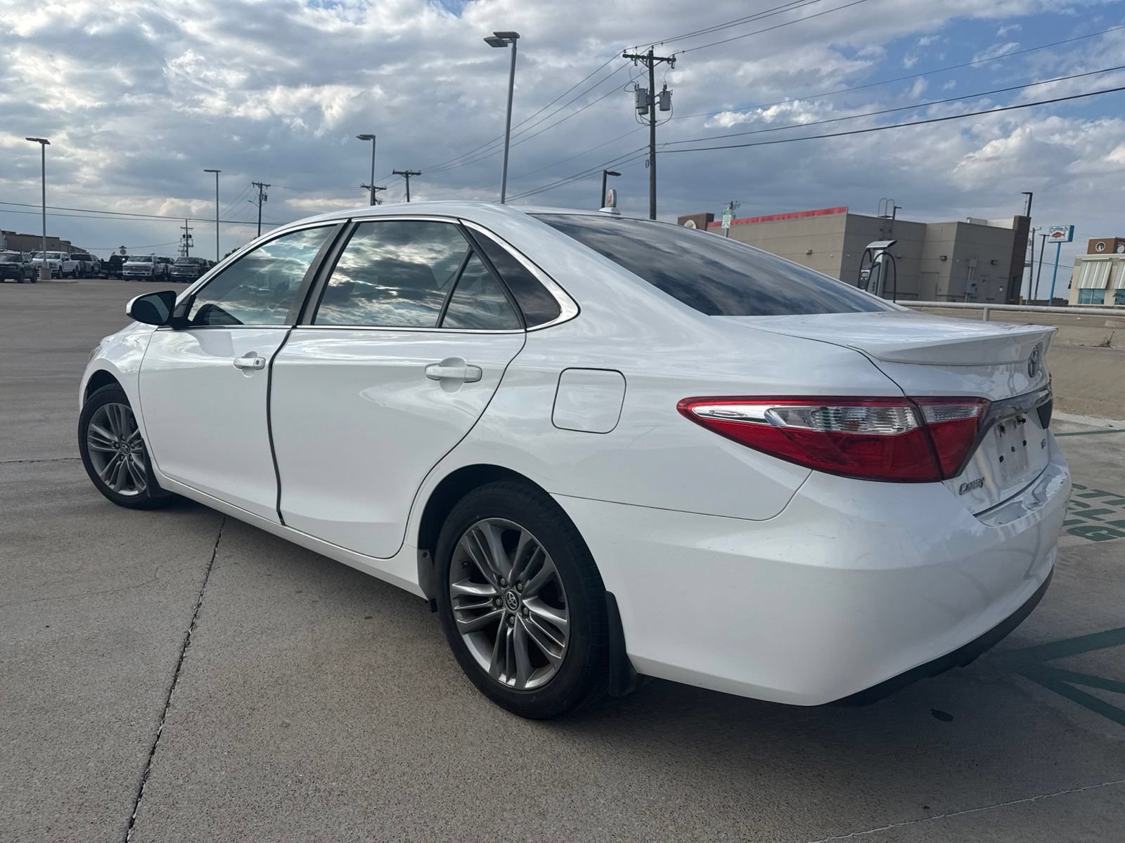 Used 2015 Toyota Camry SE w/ Moonroof Package FWD image 5