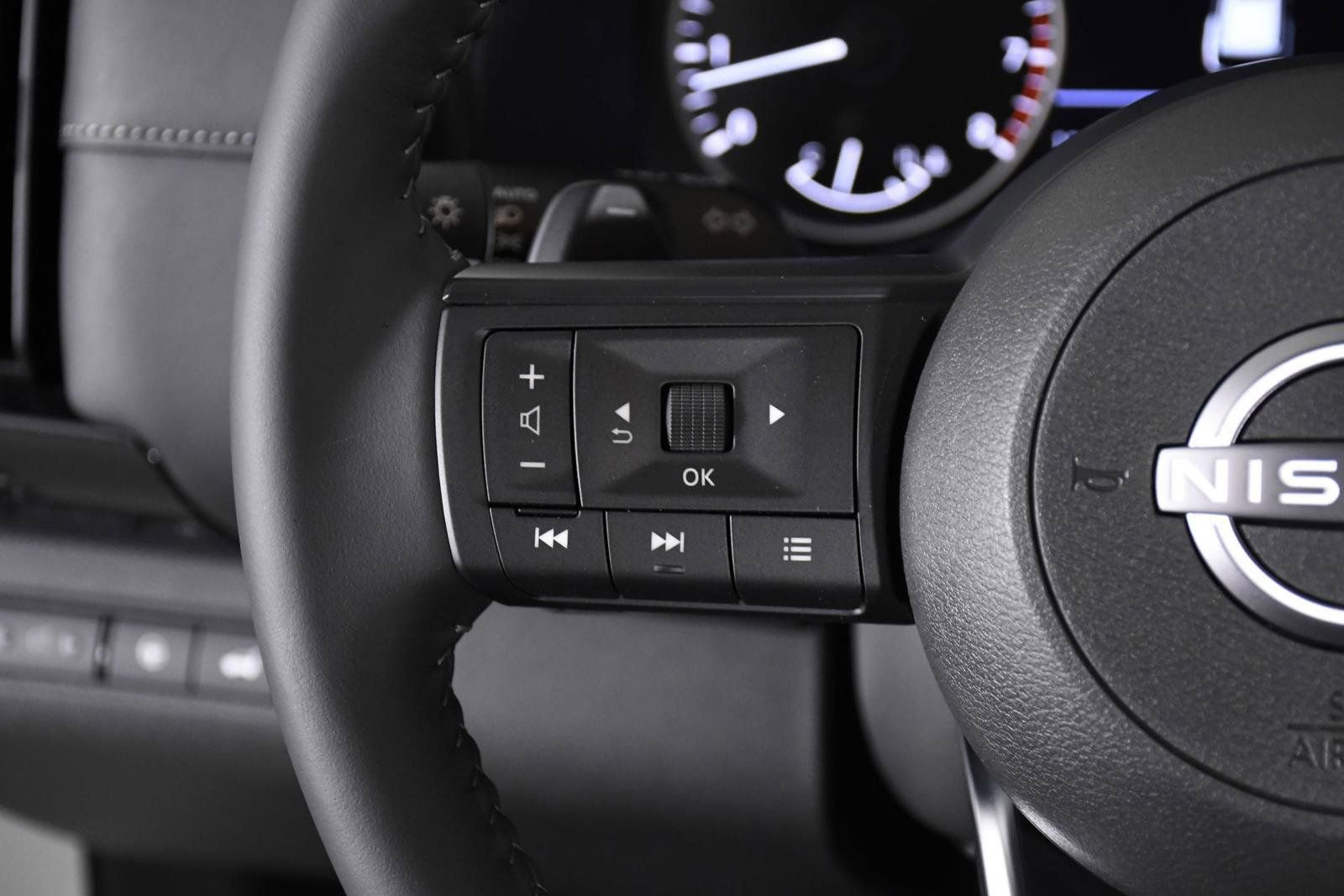 New 2024 Nissan Pathfinder SV w/ SV Premium Package image 14