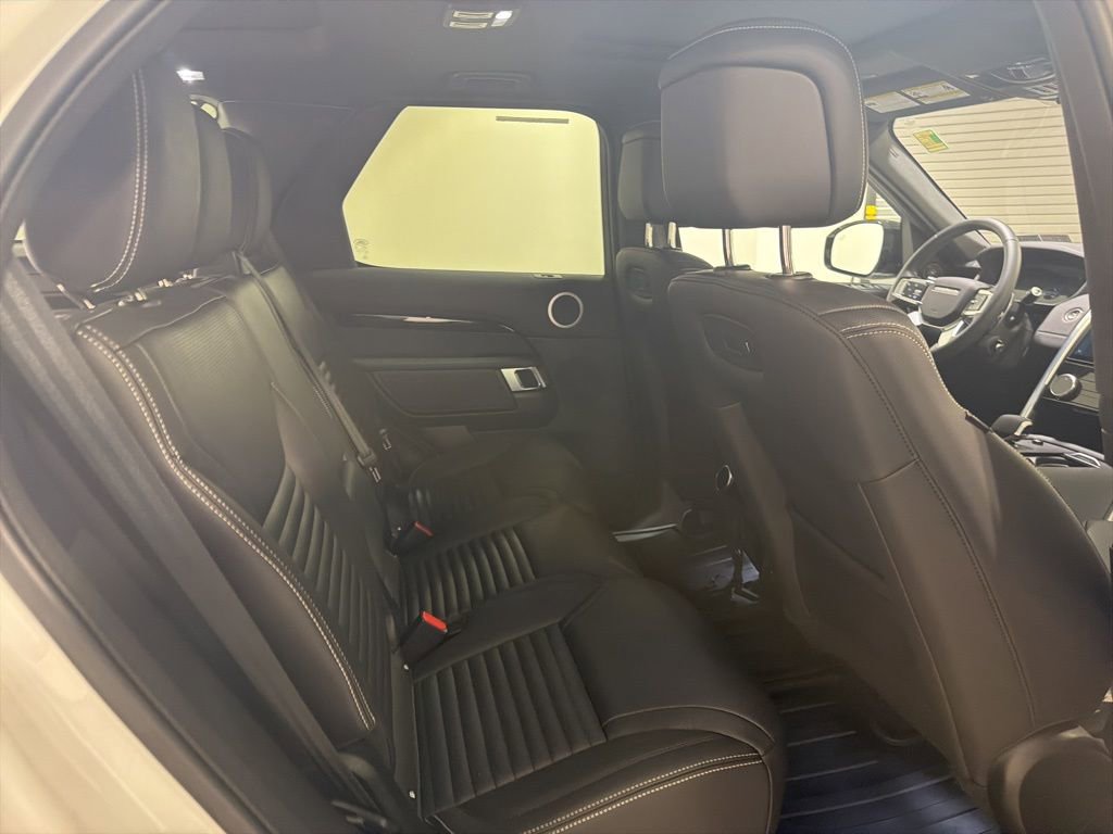 Used 2025 Land Rover Discovery S image 28