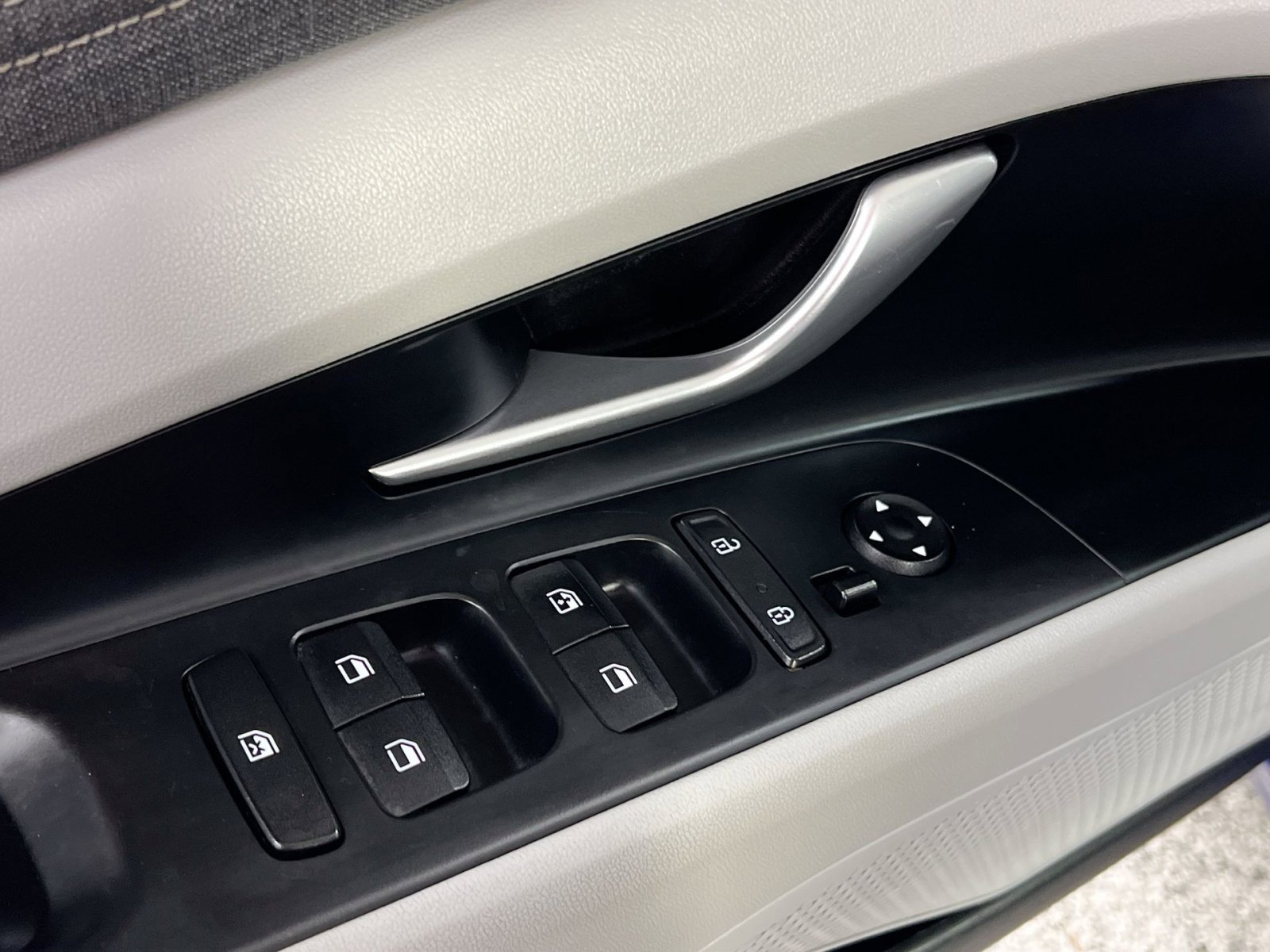 Used 2022 Hyundai Elantra Limited image 19
