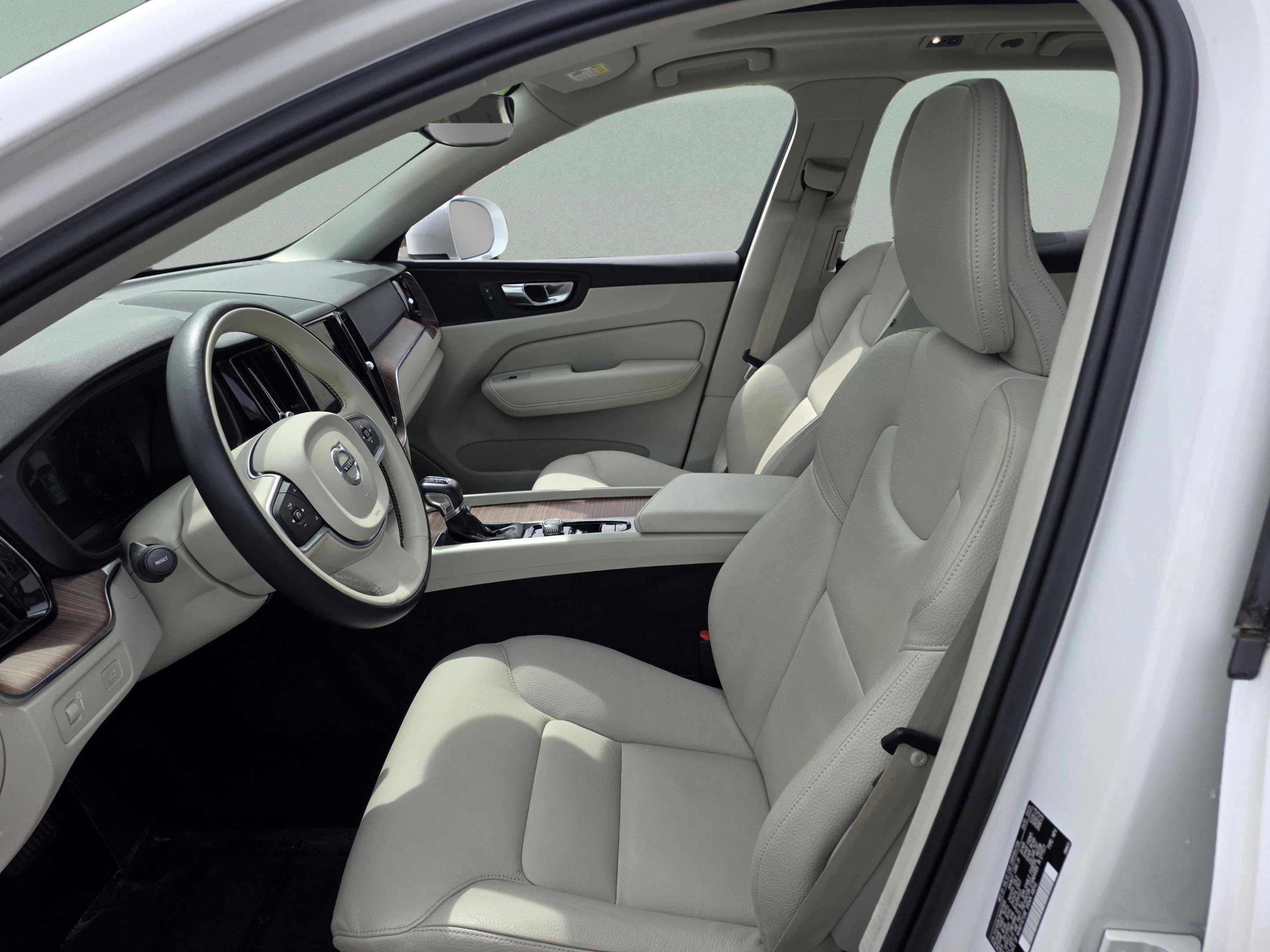 Used 2021 Volvo XC60 T5 Momentum w/ Climate Package image 14