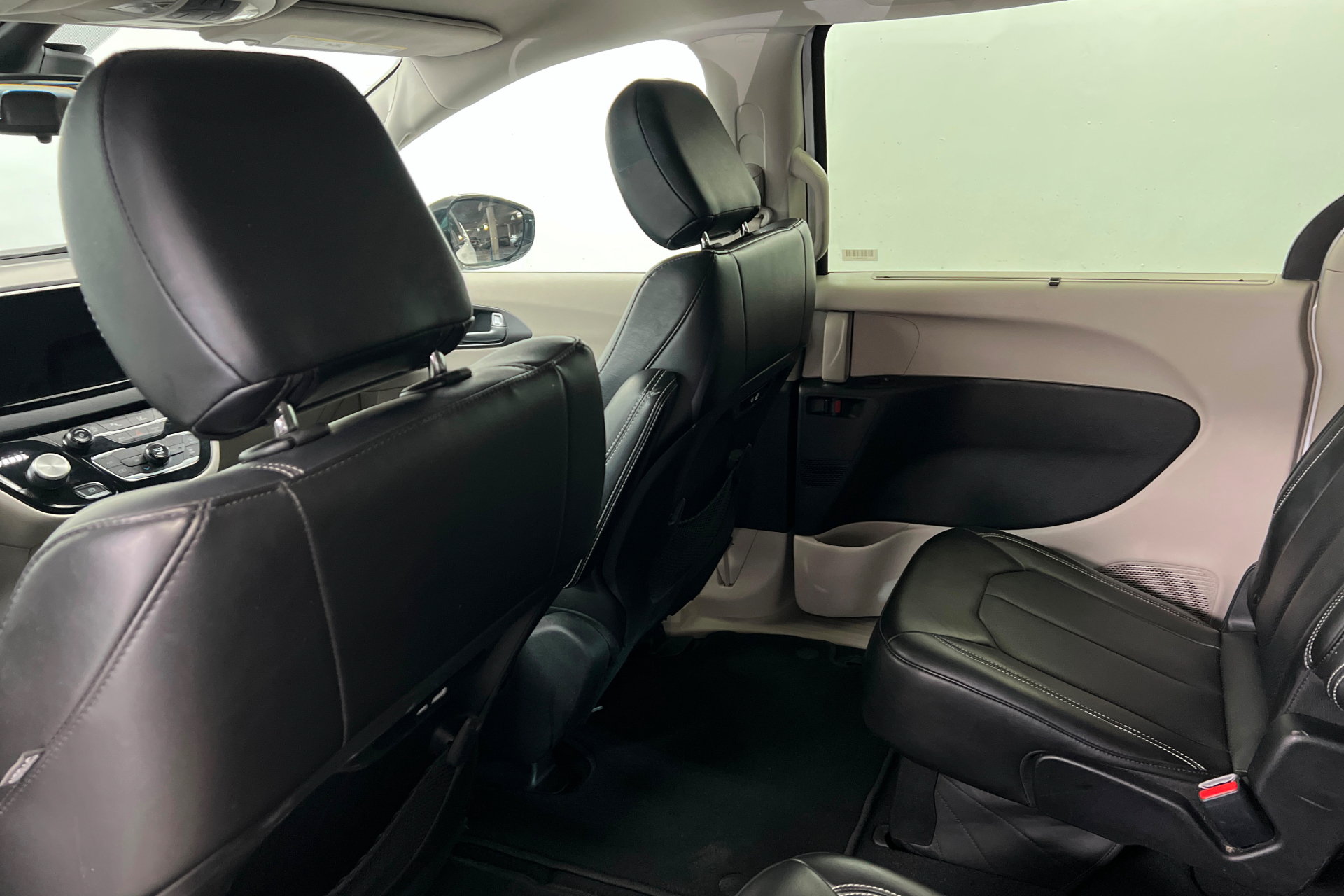 Used 2024 Chrysler Pacifica Touring-L FWD image 19