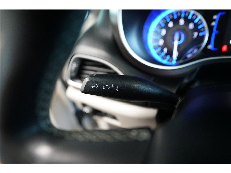 Used 2022 Chrysler Voyager LX image 25