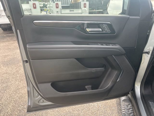 Used 2025 Chevrolet Suburban Z71 image 11