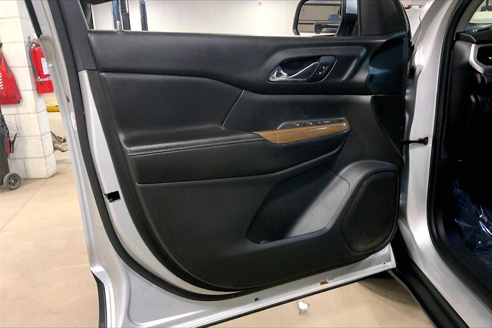 Used 2018 GMC Acadia SLE image 21