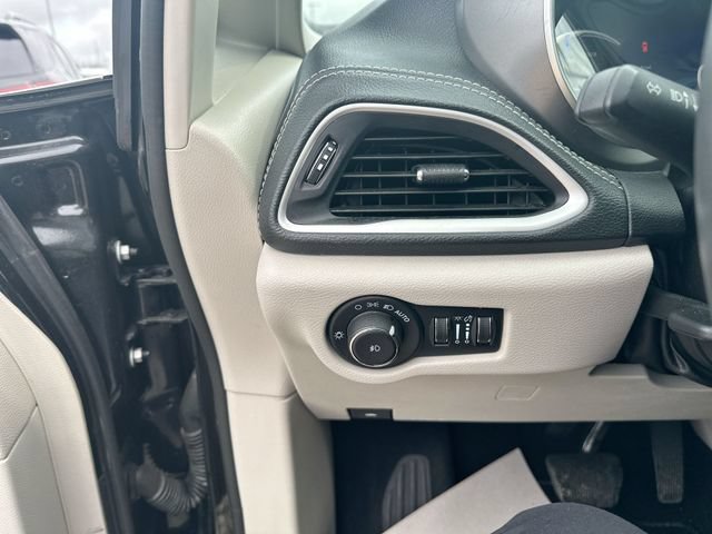 Used 2023 Chrysler Pacifica Touring-L FWD image 20