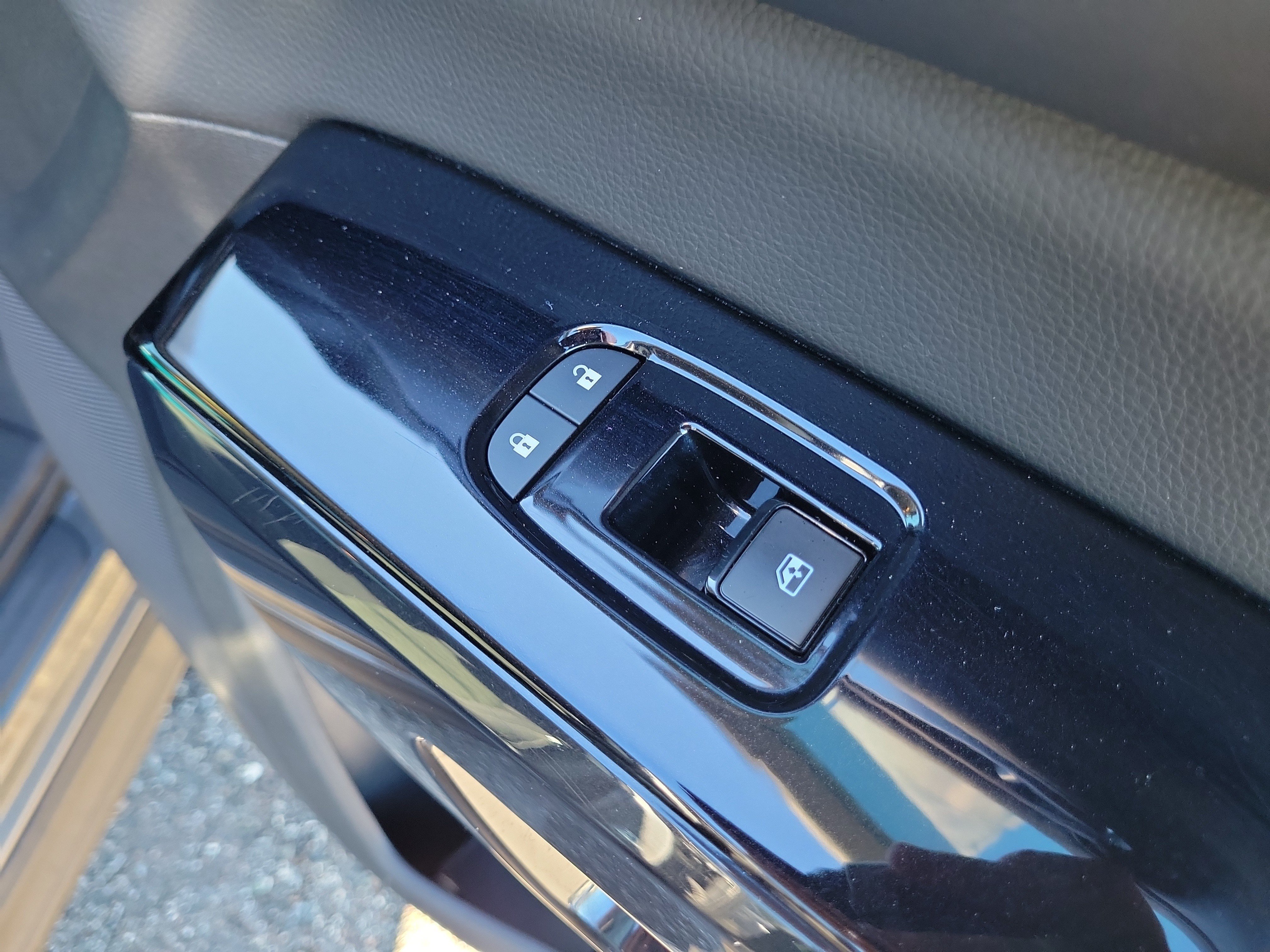 Used 2022 Nissan Pathfinder SV w/ SV Premium Package FWD image 11