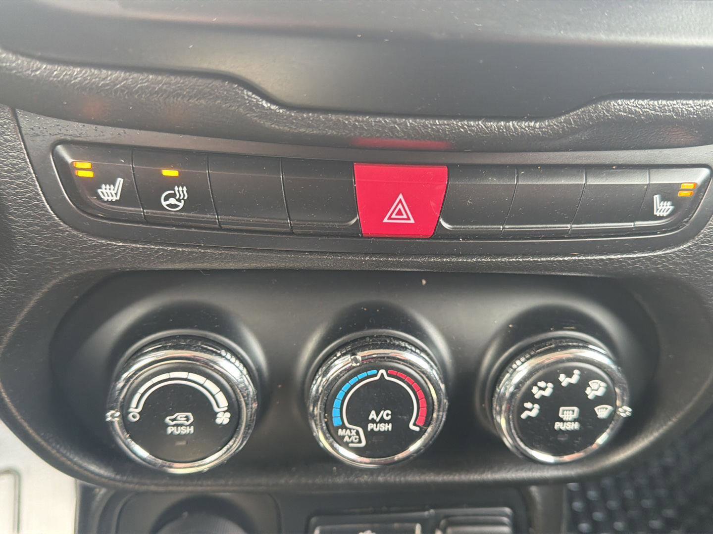 Used 2016 Jeep Renegade Latitude w/ Cold Weather Group image 24