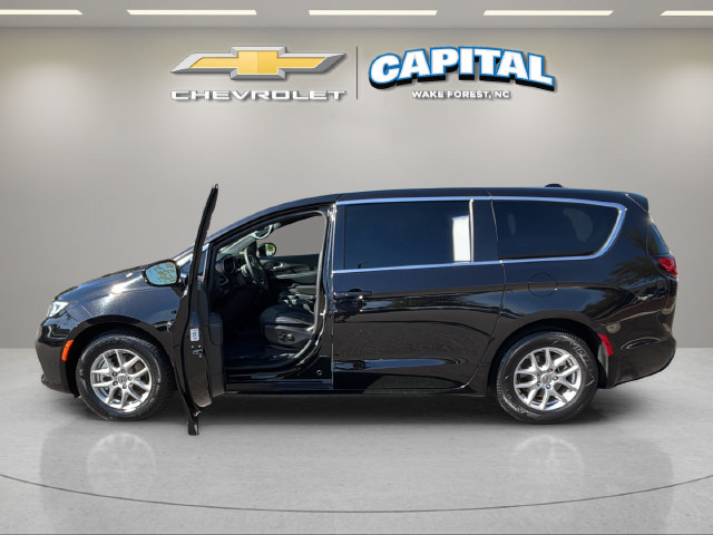Used 2025 Chrysler Pacifica Select FWD image 9