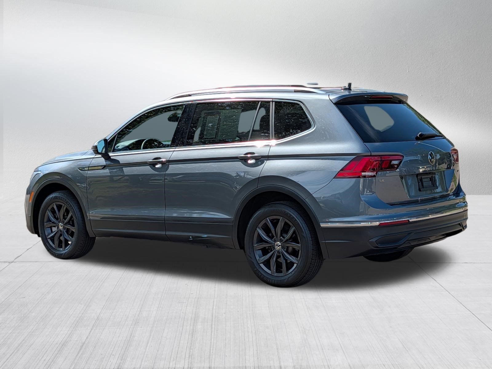 Certified 2024 Volkswagen Tiguan SE AWD/4WD image 5