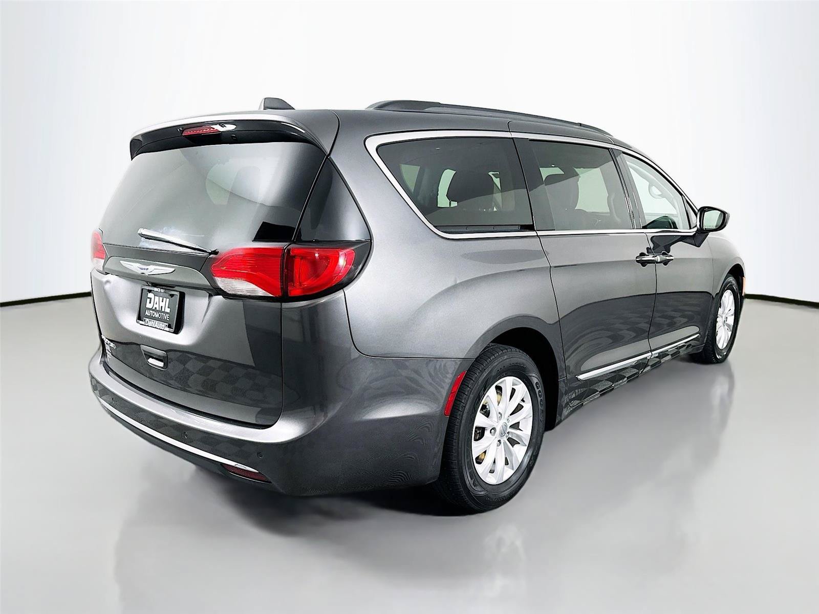 Used 2017 Chrysler Pacifica Touring-L FWD image 13