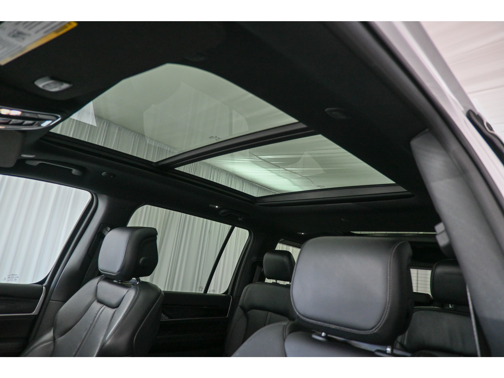 Used 2022 Jeep Wagoneer Series I w/ Premium Group I AWD/4WD image 37