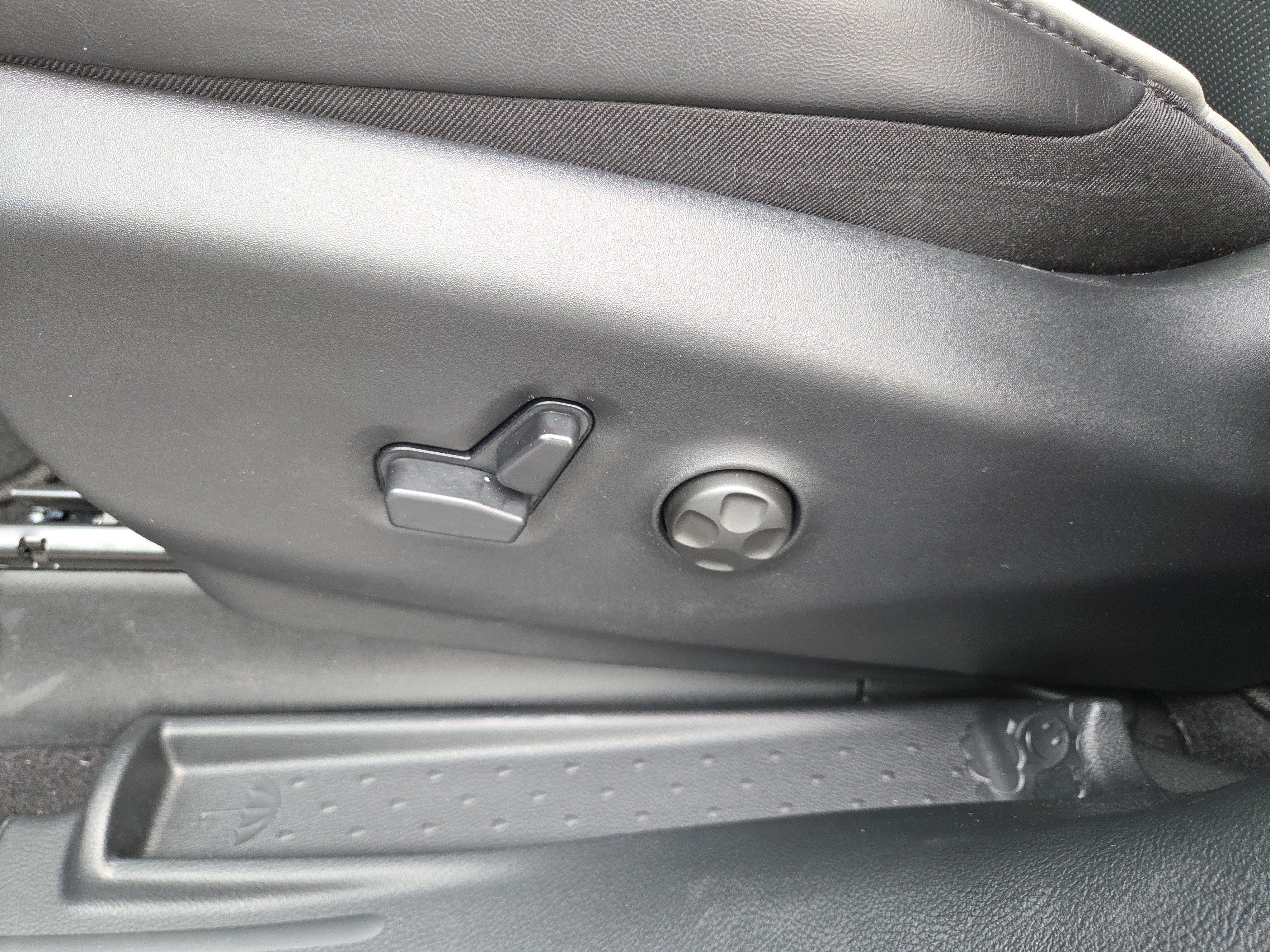 Certified 2026 Chrysler Pacifica Limited FWD image 33