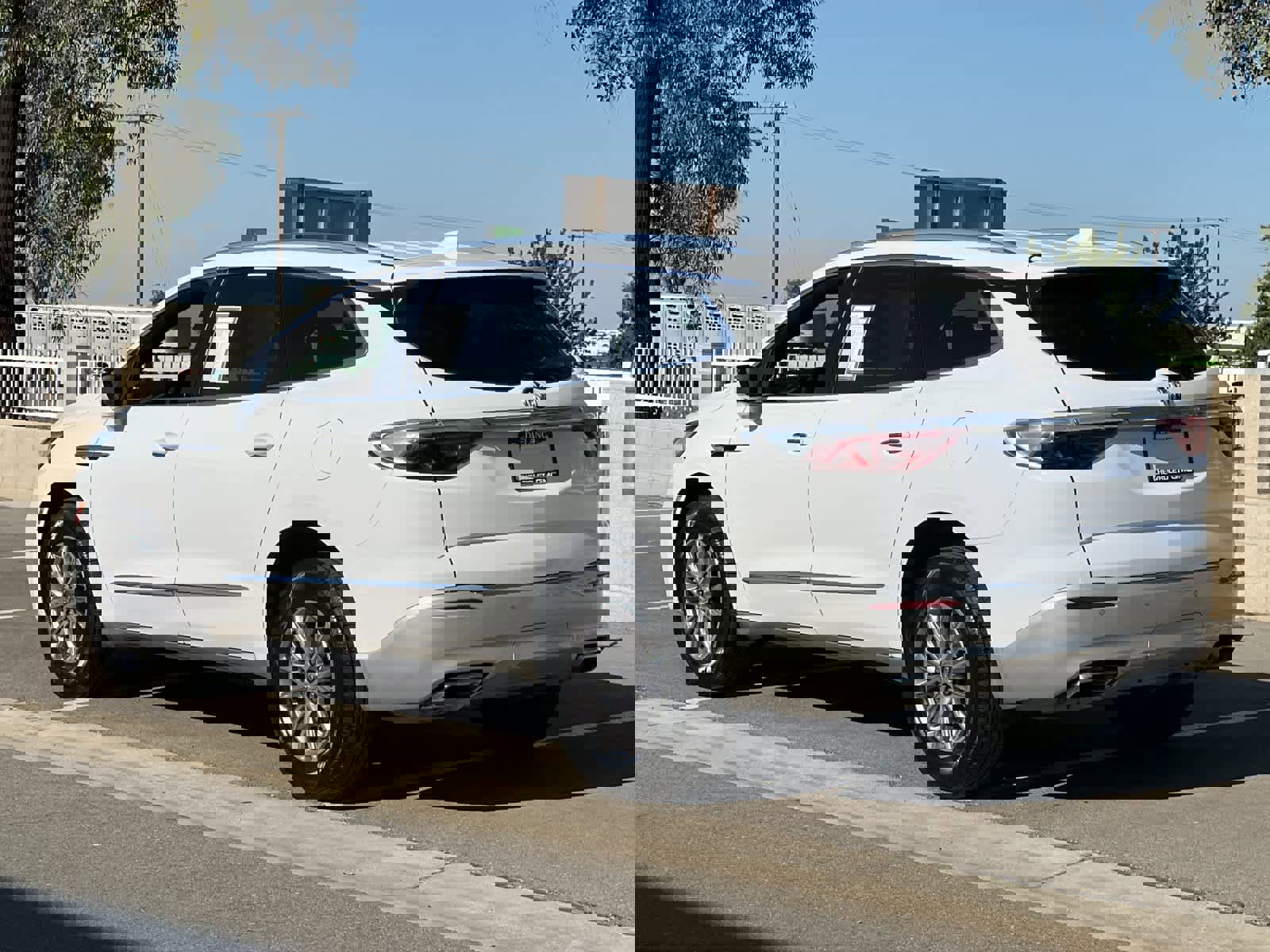 Used 2024 Buick Enclave Premium image 3