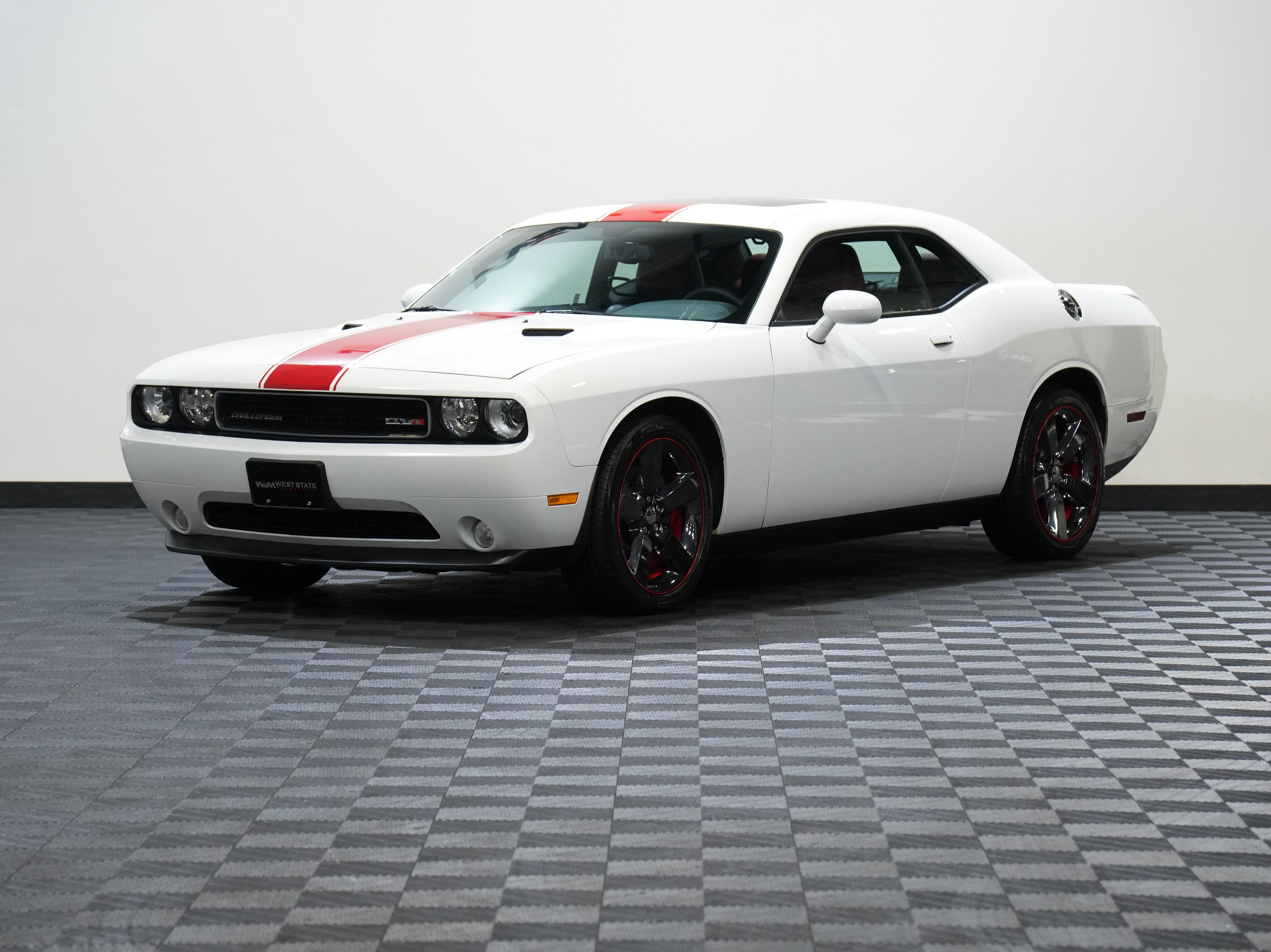Used 2014 Dodge Challenger SXT RWD image 3