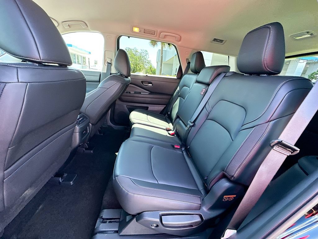 Used 2025 Nissan Pathfinder SL FWD image 23