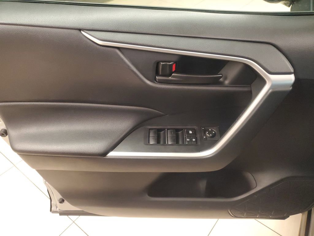 Used 2019 Toyota RAV4 LE image 17