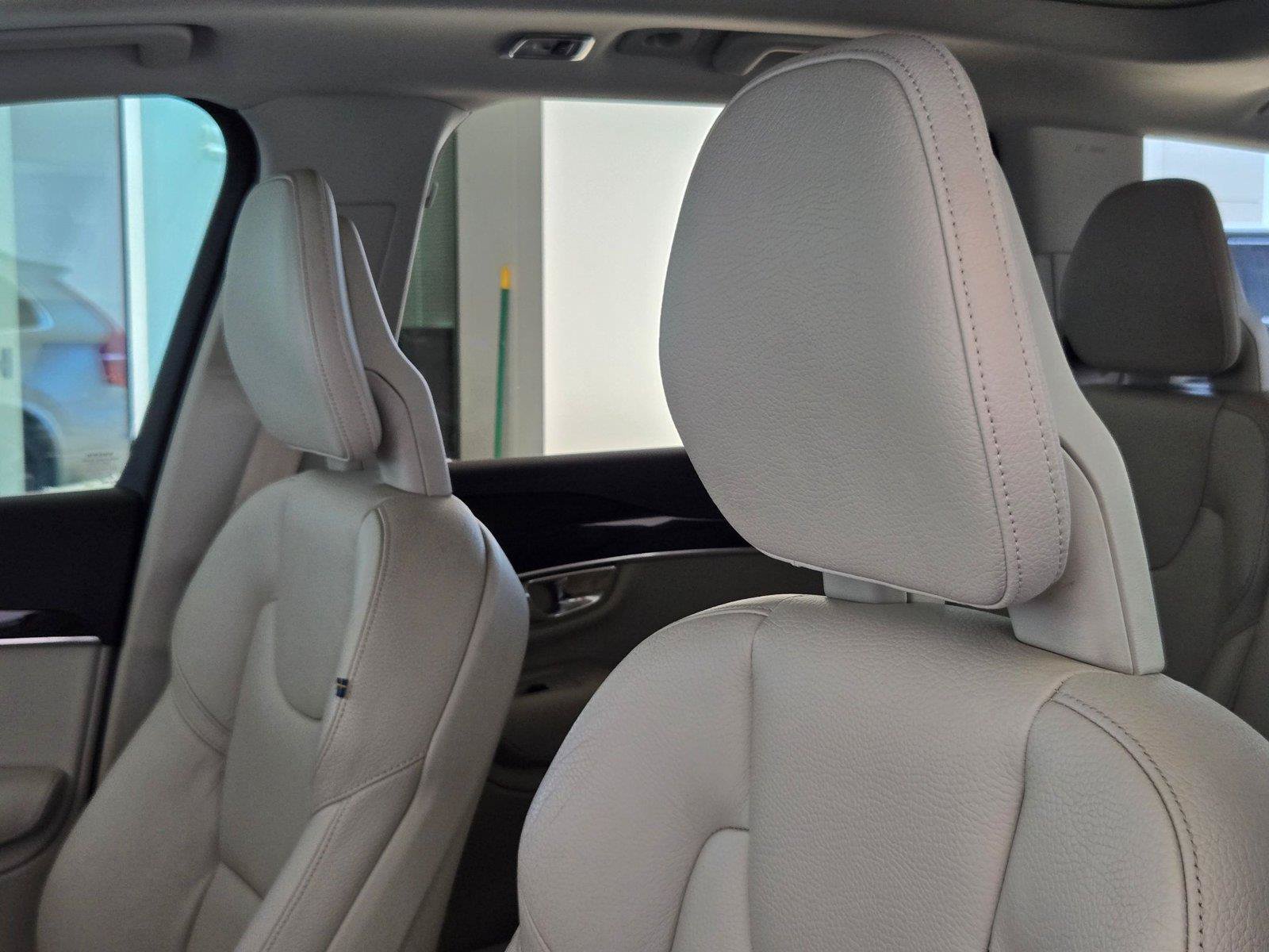 Used 2018 Volvo XC90 T6 Momentum w/ Convenience Package AWD/4WD image 12