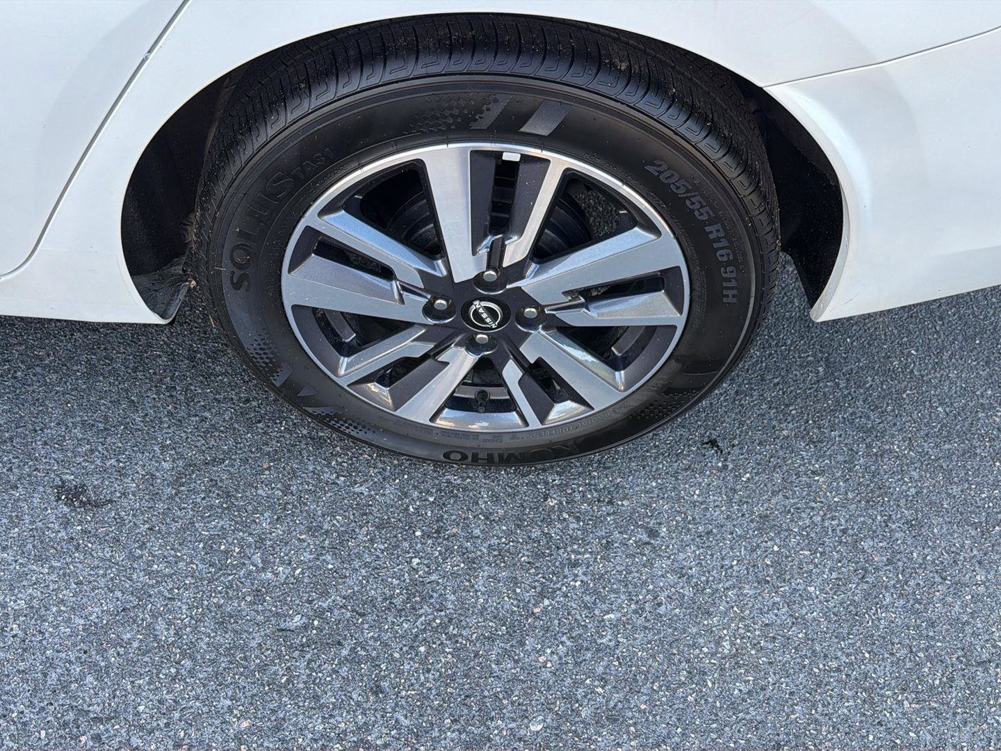 Used 2025 Nissan Versa SV FWD image 34