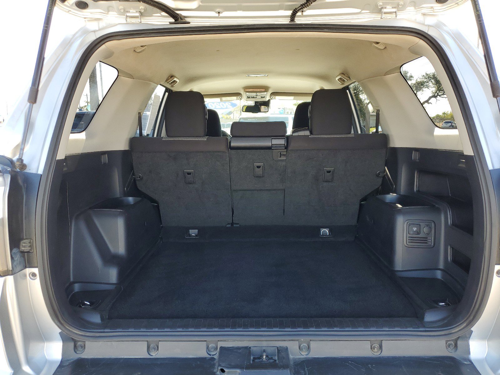 Used 2020 Toyota 4Runner SR5 AWD/4WD image 12