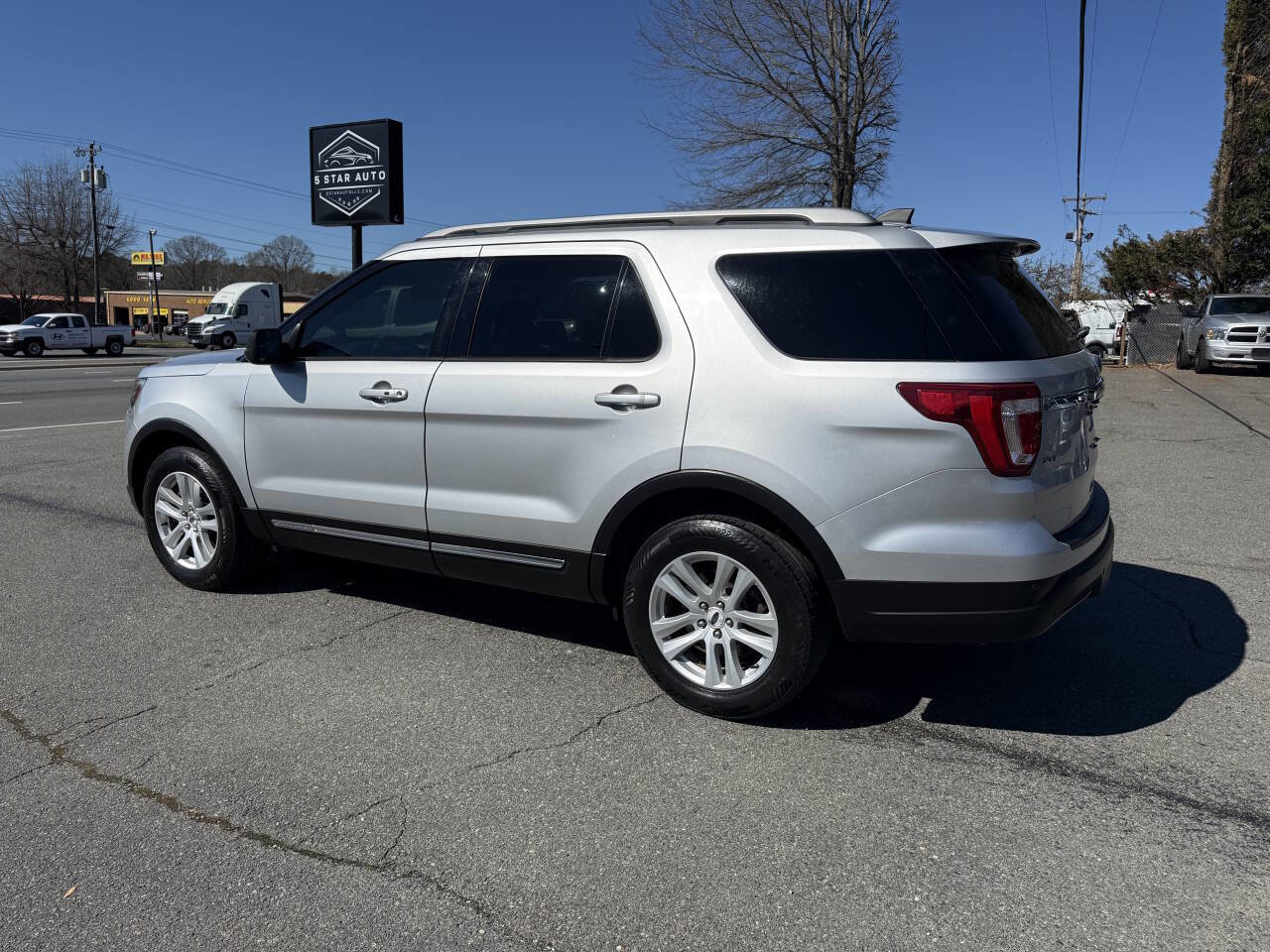 Used 2019 Ford Explorer XLT image 7