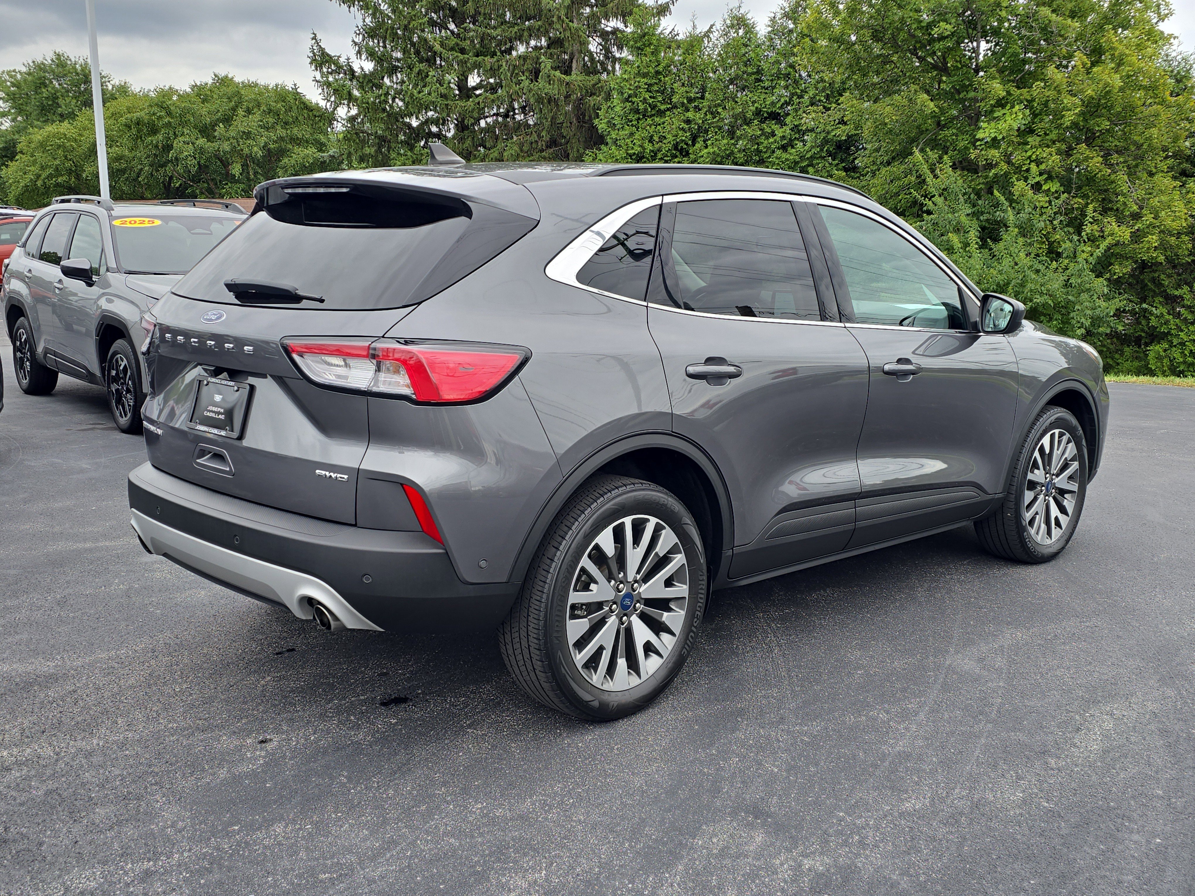 Used 2021 Ford Escape Titanium image 3