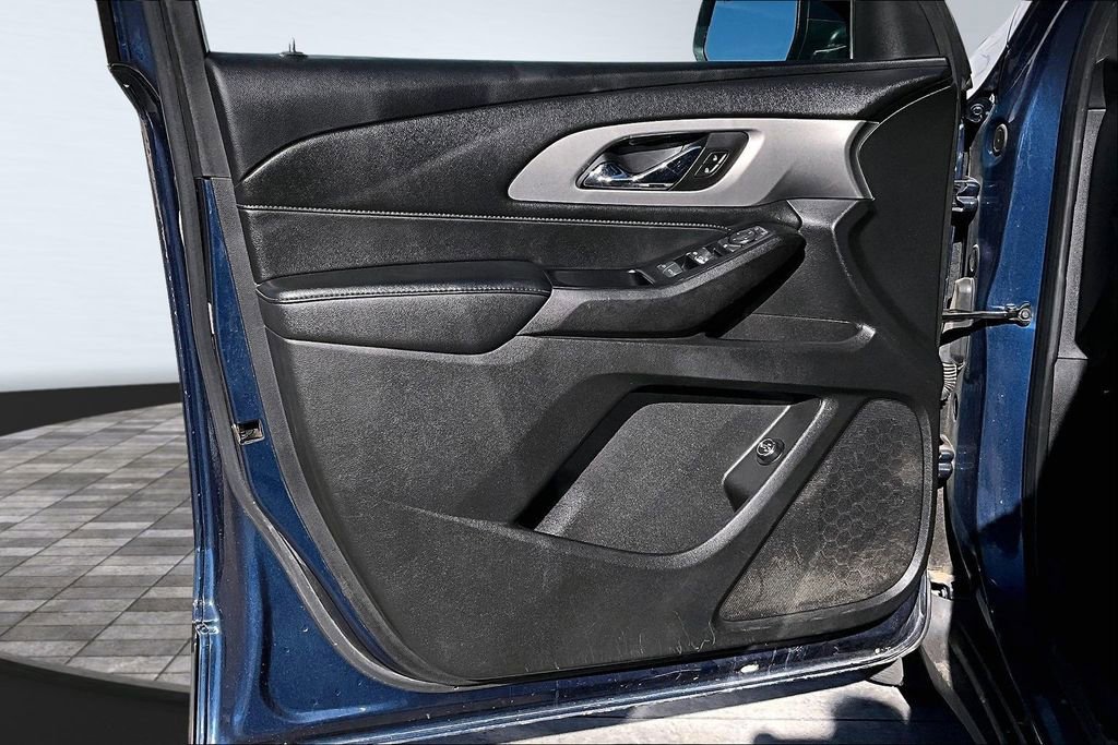 Used 2023 Chevrolet Traverse LT image 12