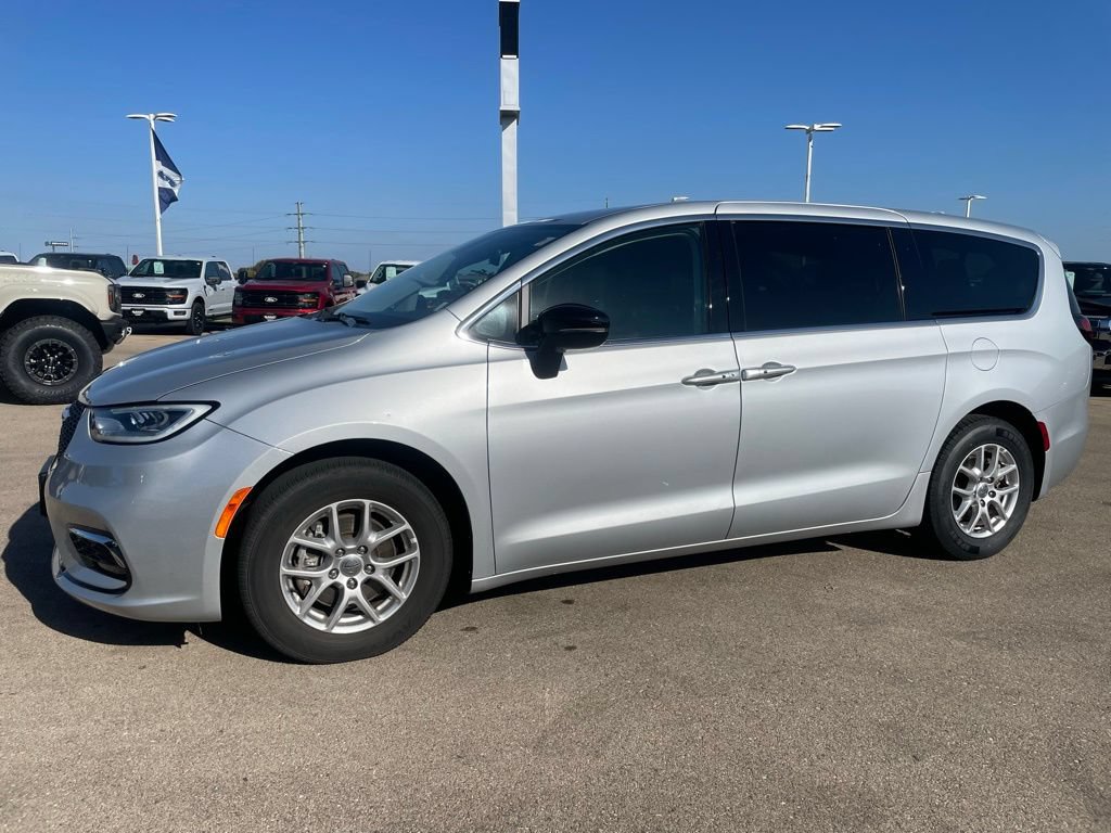 Used 2024 Chrysler Pacifica Touring-L FWD image 6