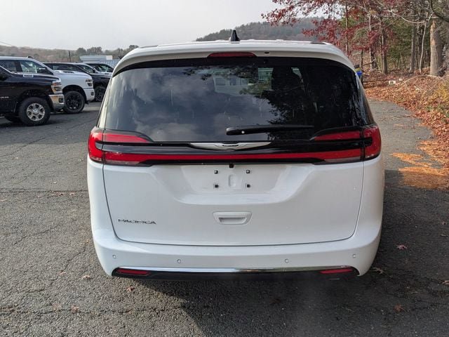 New 2026 Chrysler Pacifica Select image 4
