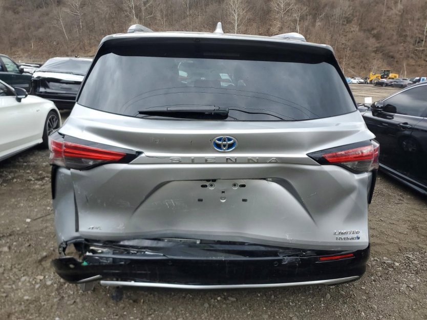 Used 2024 Toyota Sienna Limited image 4