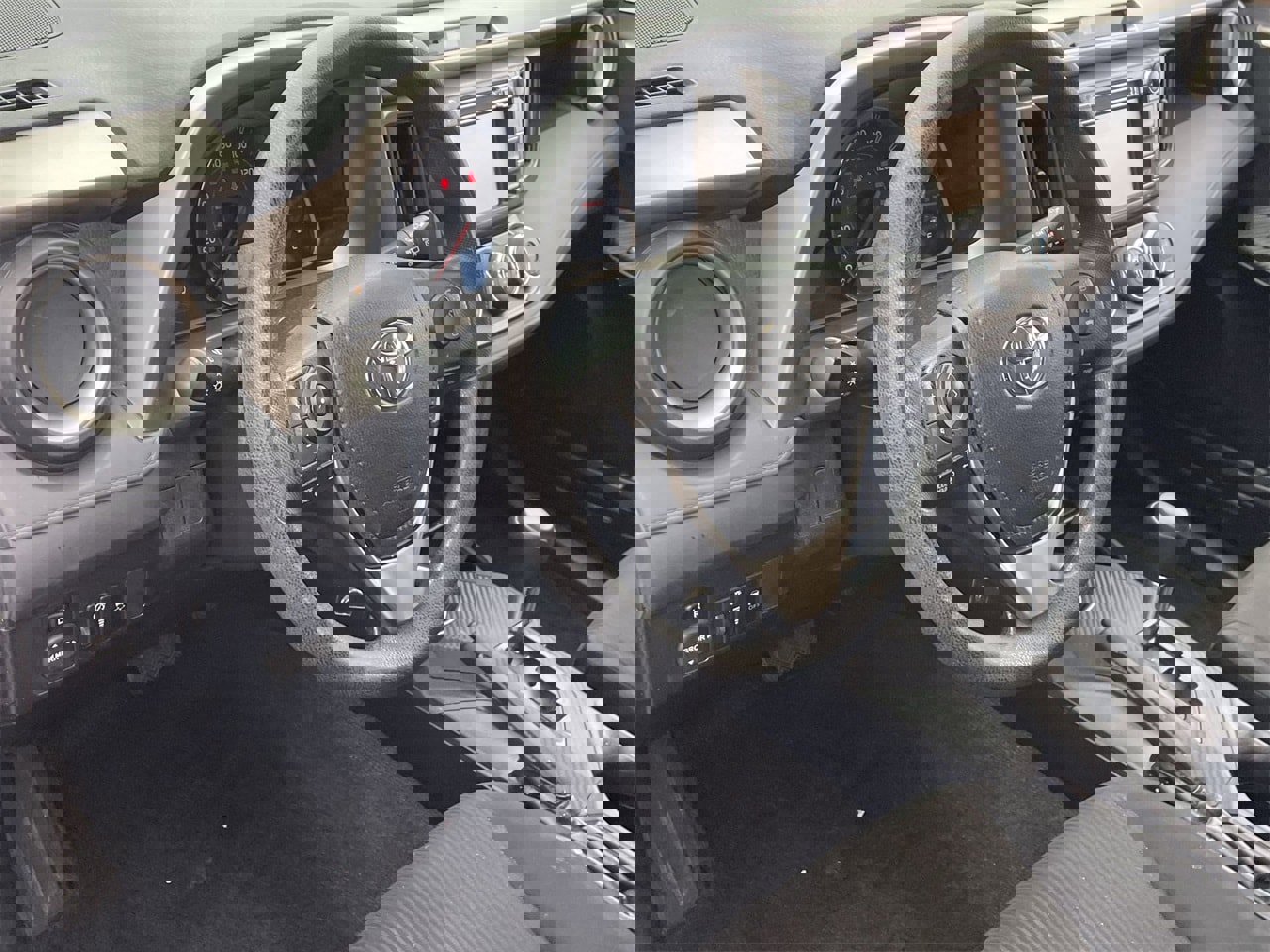 Used 2015 Toyota RAV4 LE image 17