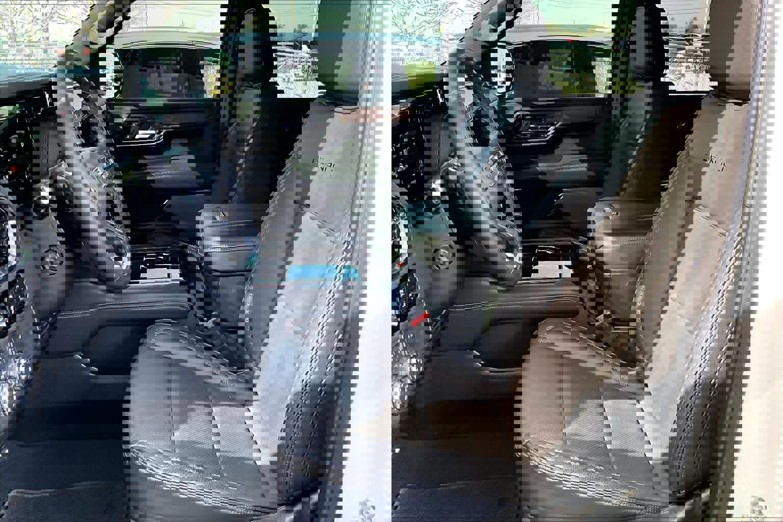 Used 2025 GMC Yukon XL Denali w/ Sun & Power Step Package image 8