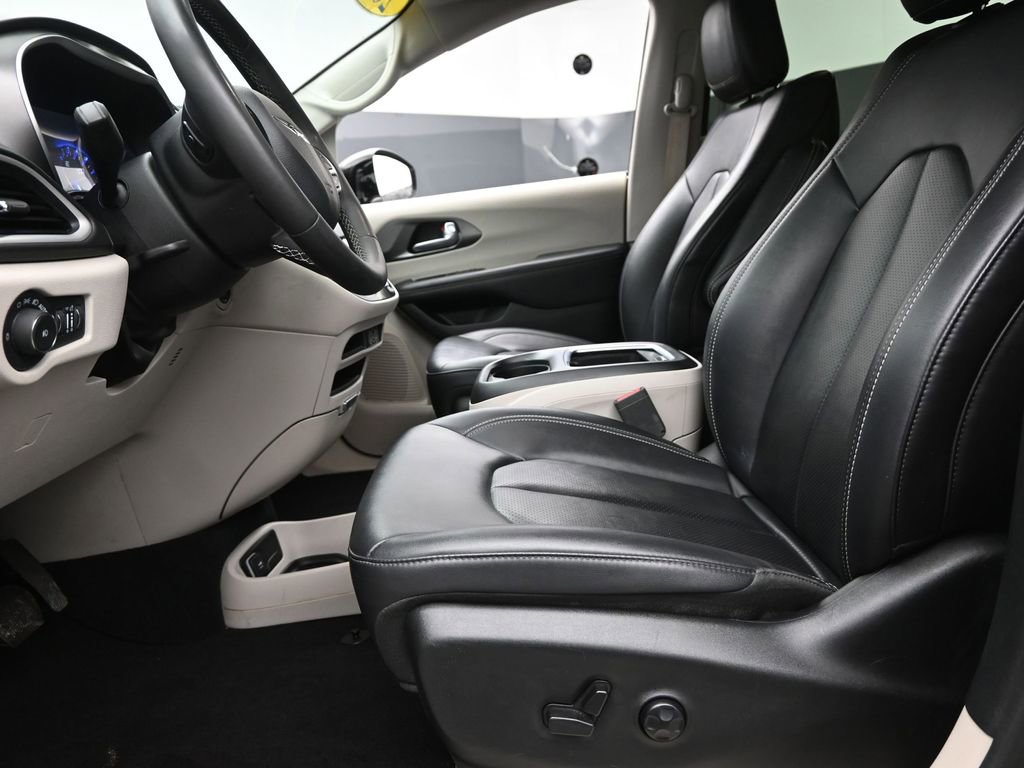 Used 2024 Chrysler Pacifica Touring-L image 13