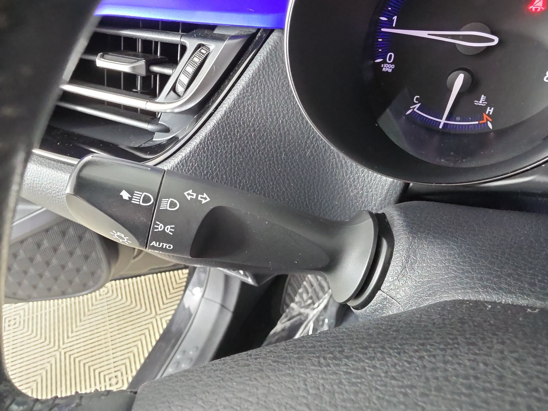 Used 2021 Toyota C-HR XLE FWD image 22