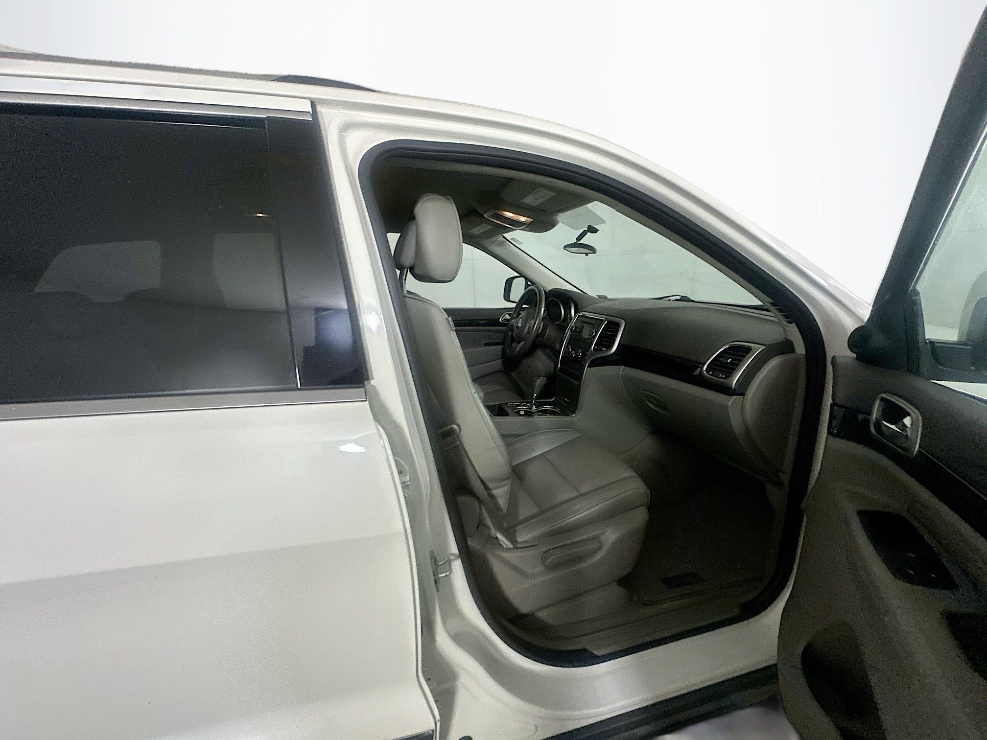 Used 2011 Jeep Grand Cherokee Laredo w/ Trailer Tow Group image 28