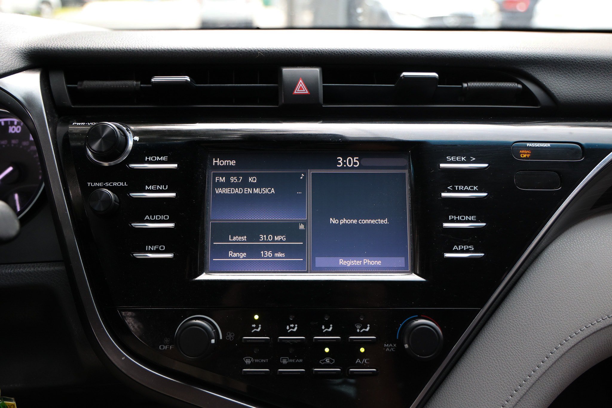 Used 2018 Toyota Camry LE FWD image 34