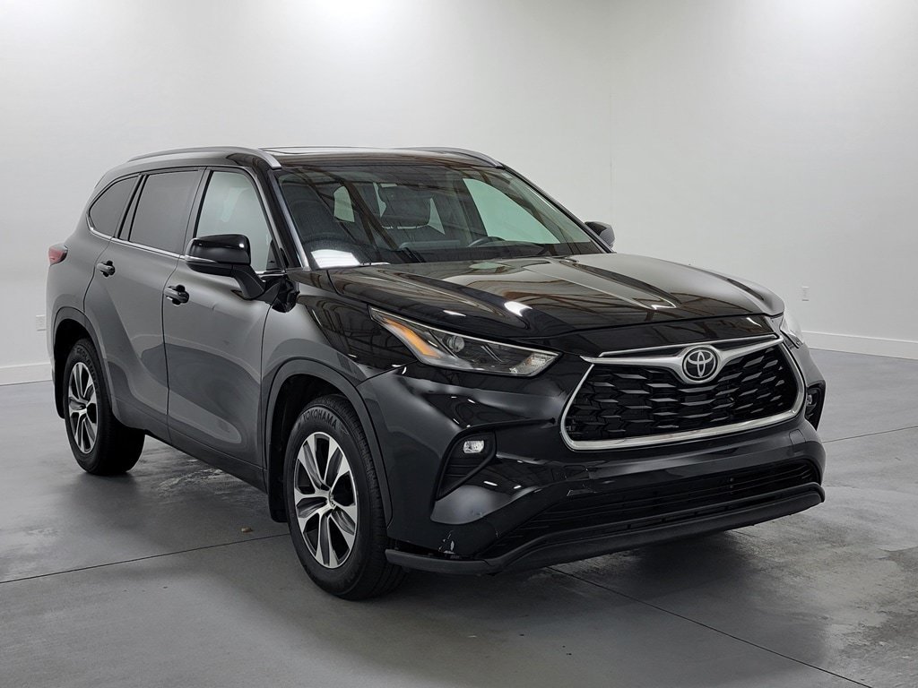 Used 2022 Toyota Highlander XLE AWD/4WD image 2