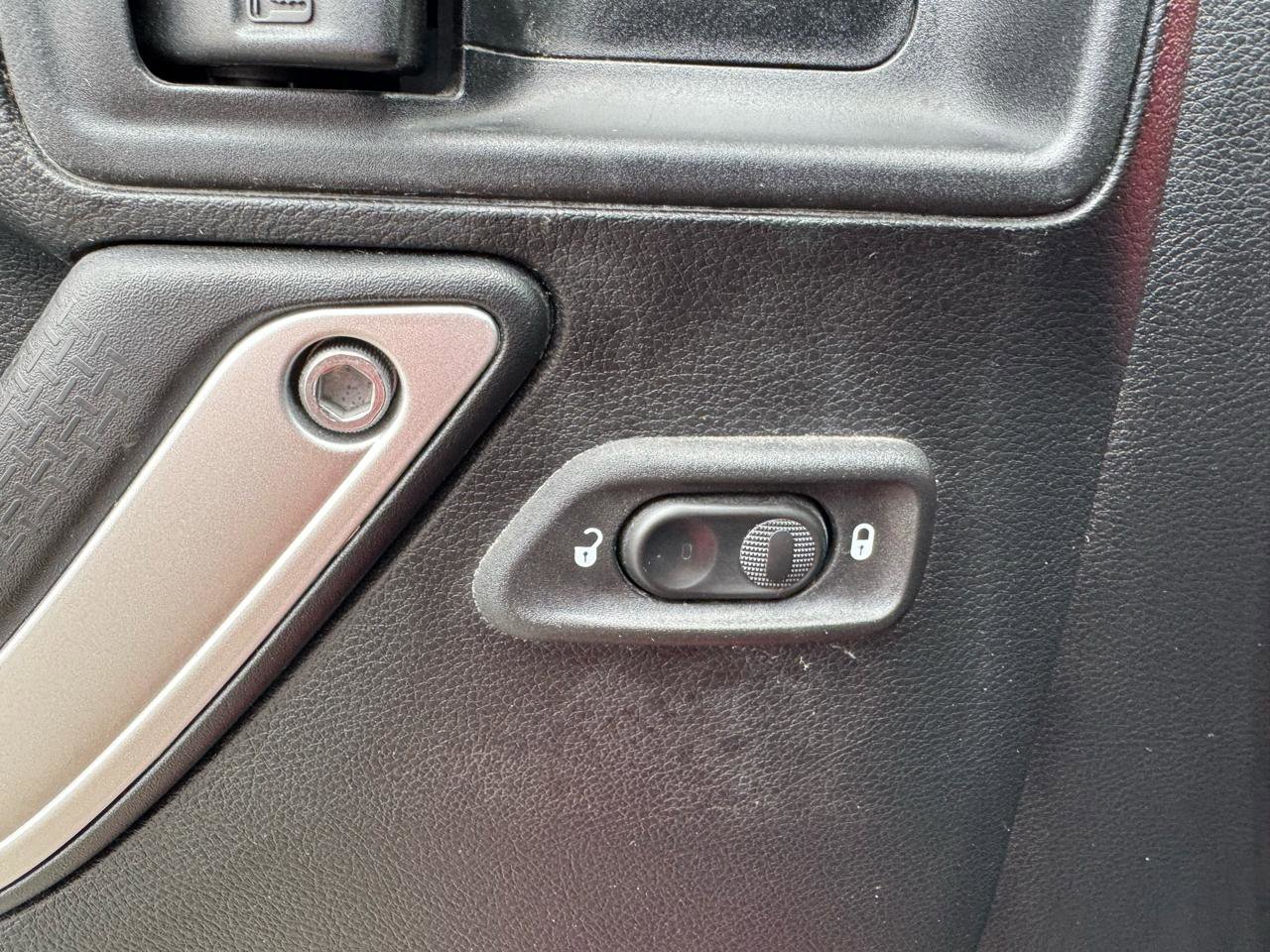 Used 2018 Jeep Wrangler Sahara w/ Connectivity Group image 11